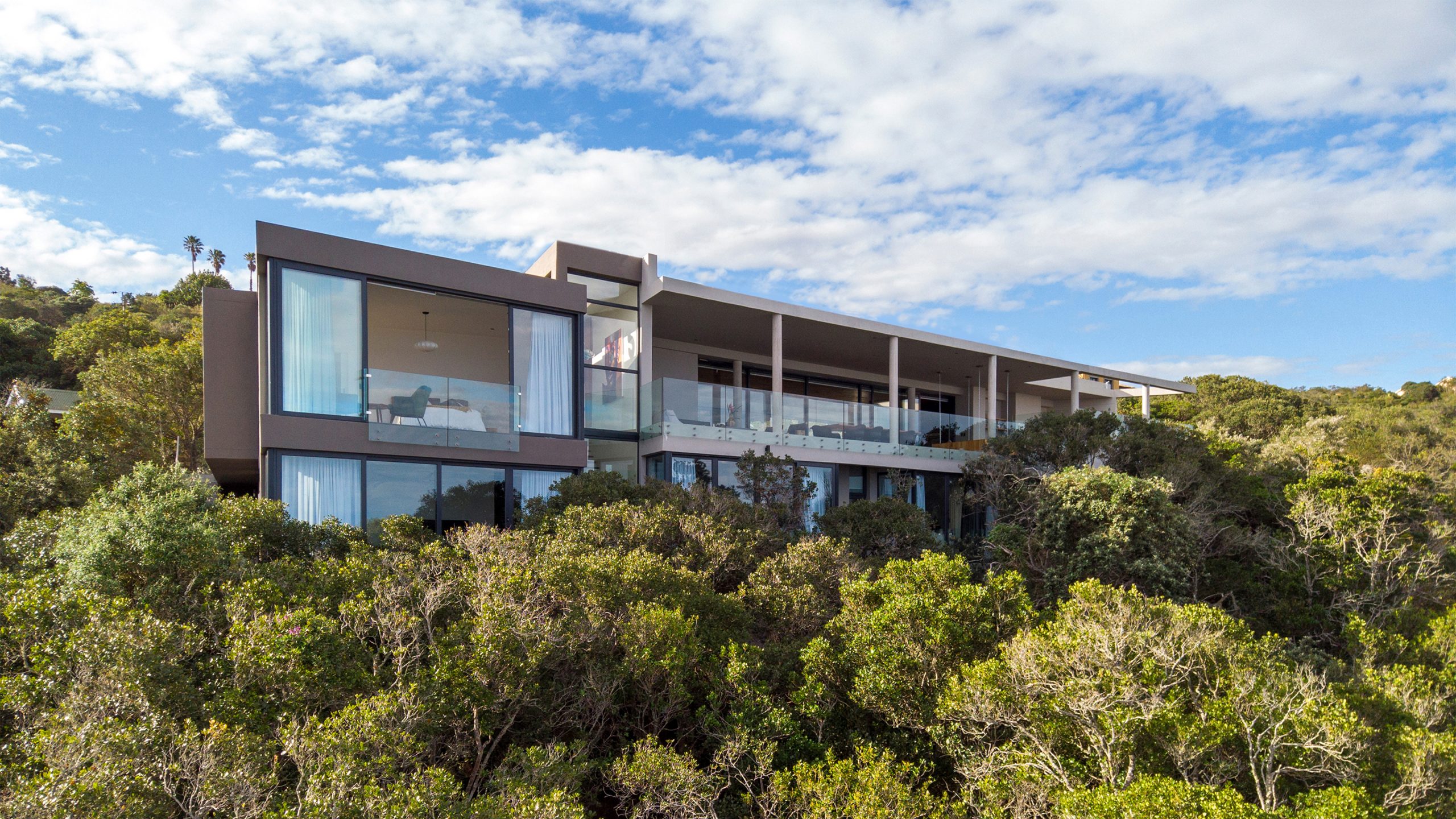 The Cliff House by Sergio Chinelli Architects sits amongst the forest, in perfect harmony with nature.