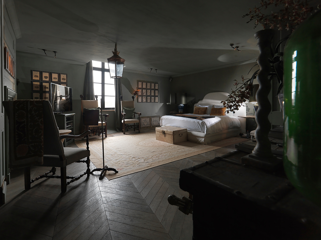The master bedroom in chiaroscuro, an effect of the contrasted light and shadow that Geoffroy van Hulle likes to incorporate into many of his designs.